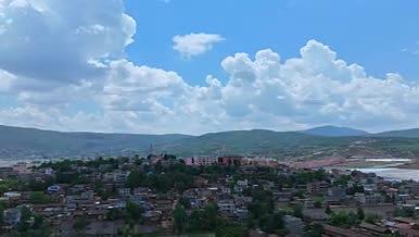 城镇农村蓝天白云大范围环绕延时航拍视频的预览图